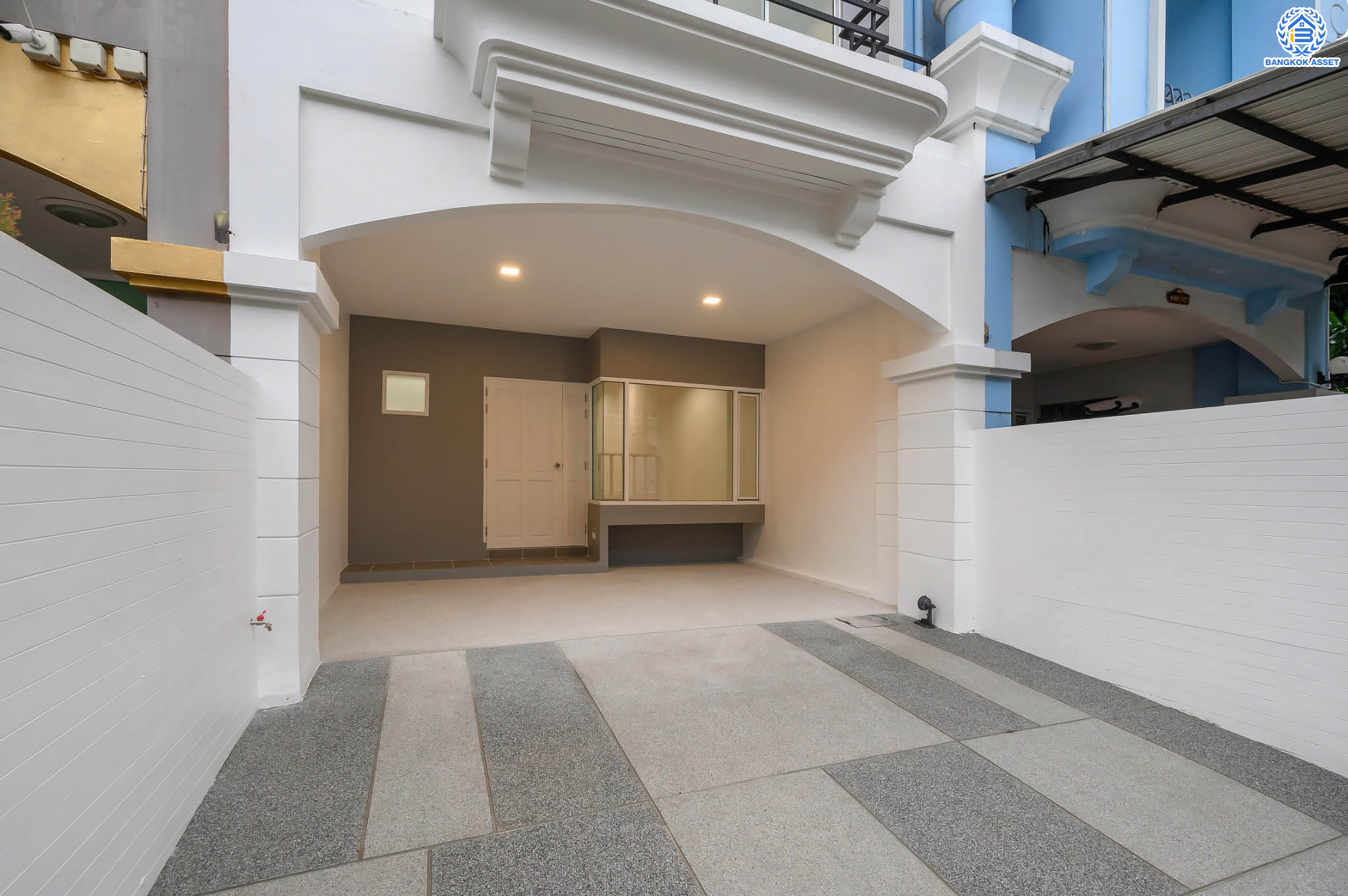 บ้านมือสองตกแต่งใหม่ ทาวน์โฮม 3 ชั้น โครงการ พรีเมี่ยมเพลส รามอินทรา เนื้อที่ 21.2 ตร.ว. ฟังก์ชัน 3 ห้องนอน 4 ห้องน้ำ 2 ที่จอดรถ ทำเลใจกลางเมือง เชื่อมต่อทั้ง ถ.ประเสริฐมนูญกิจ, ถ.ลาดพร้าว, ถ.รามอินทรา ใกล้ทางด่วน "รามอินทรา" และรถไฟฟ้าสายสีชมพู "สถานีมัยลาภ"